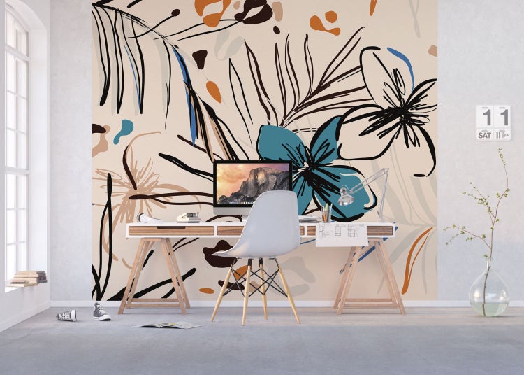 Arbeitszimmer mit Schreibtisch und floraler Tapete