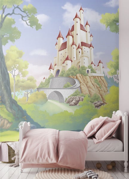Mädchenzimmer mit Tapete, die ein Schloss auf einem Hügel darstellt