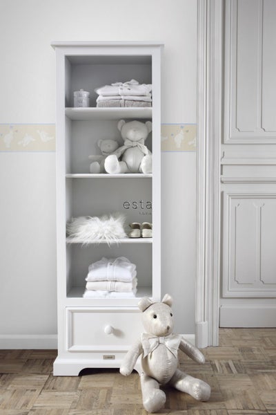 Bücherregal mit Fächern, Textilien, Teddybären und Schuhen im Kinderzimmer