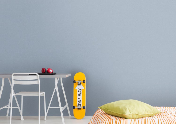 Dekorativer Tannenkranz mit Schnee für die Weihnachtszeit