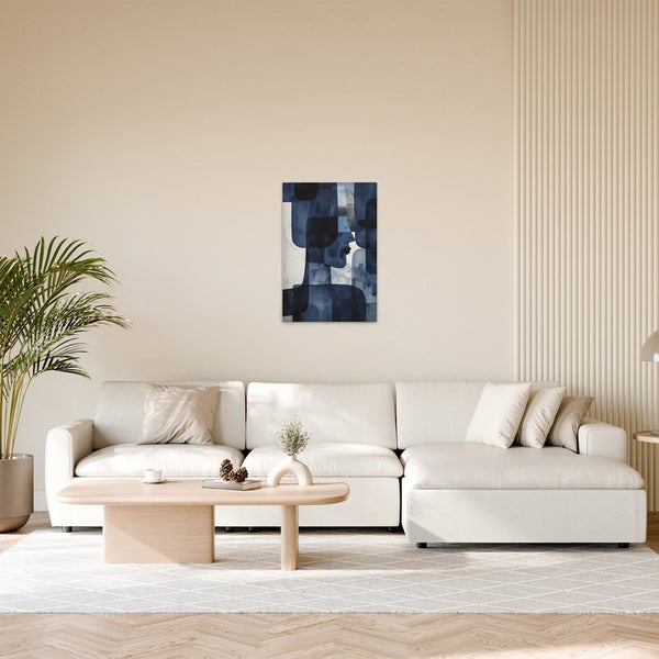 Wohnzimmer mit abstraktem Wandbild in Blau