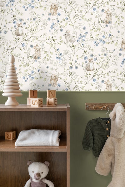 Kinderzimmer mit Hasentapete, Holzregal und Kleidung
