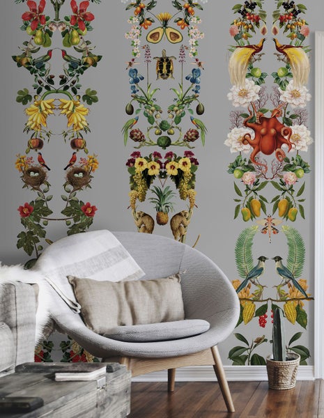 Wohnzimmer mit Tapete, die verschiedene Pflanzen, Tiere und Früchte zeigt
