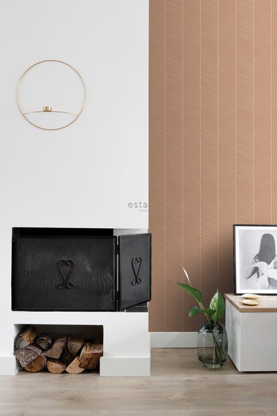 Wohnzimmer mit Kamin, Holzlager und gemusterter Tapete