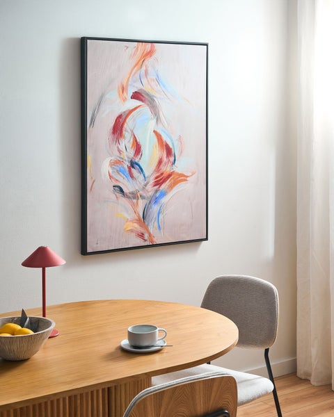 Abstraktes Wandbild mit Pinselstrichen über einem runden Holztisch im modernen, hellen Esszimmer.