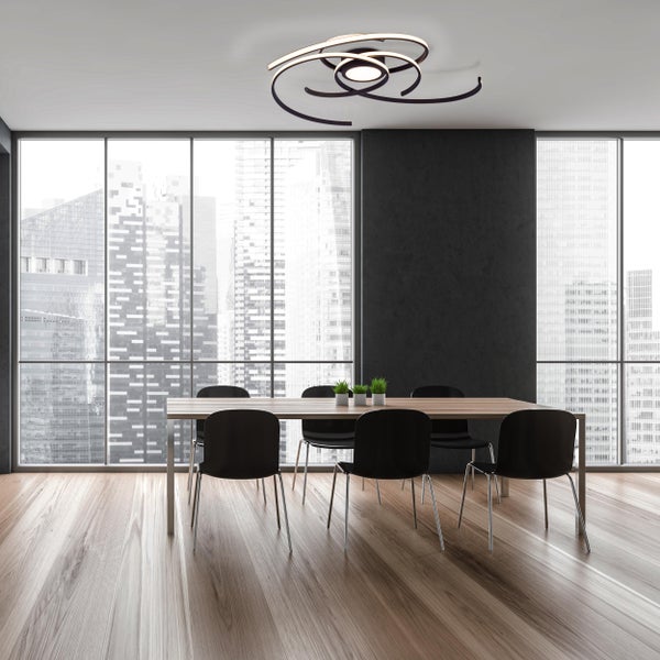 Esszimmer mit Esstisch, Stühlen und moderner Deckenleuchte.