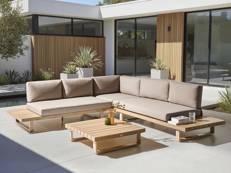 Moderne Gartensitzgruppe mit Ecksofa, Couchtisch und Holzelementen im Außenbereich