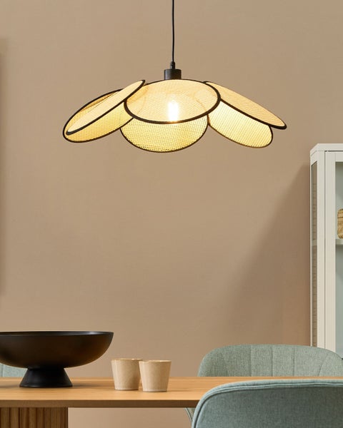 Hängelampe aus Rattan im Esszimmer