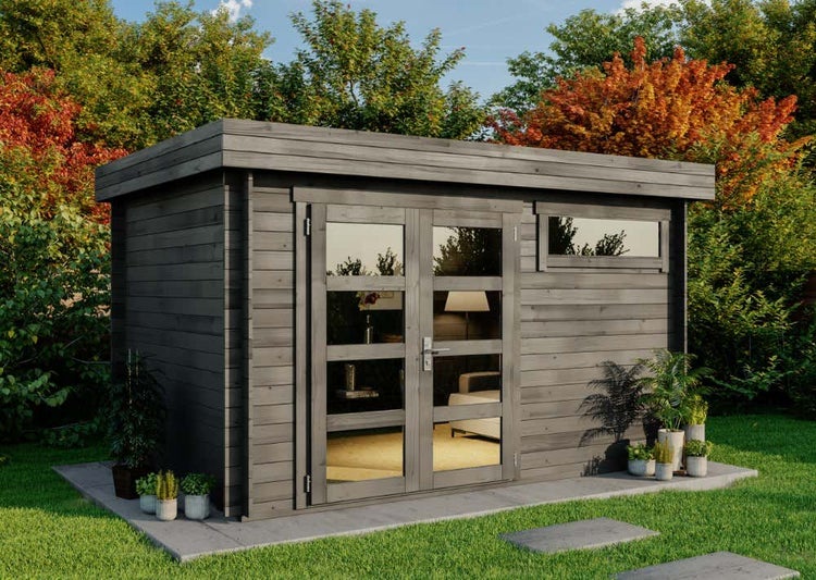 Modernes Gartenhaus aus grauem Holz mit Flachdach und verglaster Doppeltür auf einem Steinfundament im Garten.