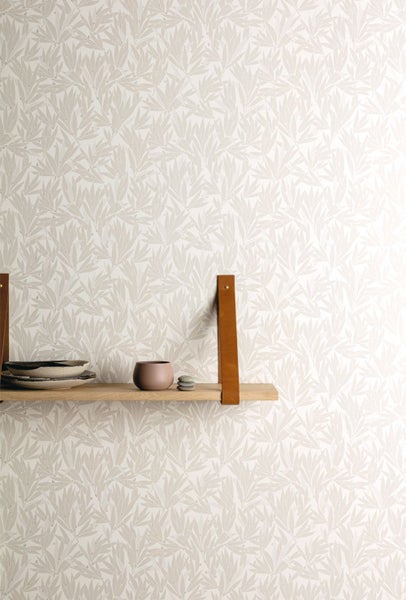 Tapete mit Blattmuster im Wohnraum