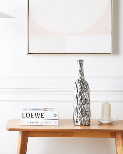 Dekorative silberfarbene Vase mit wellenförmigem Muster für Innenräume