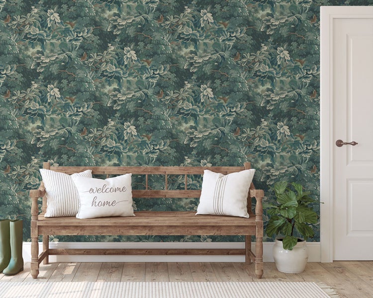 Innenraum mit floral gemusterter Tapete, Holzbank mit Kissen, Topfpflanze und Gummistiefeln