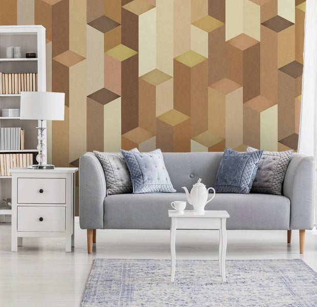 Wohnzimmer mit grauer Couch, geometrischer Tapete und weißen Möbeln für ein helles und organisiertes Ambiente.