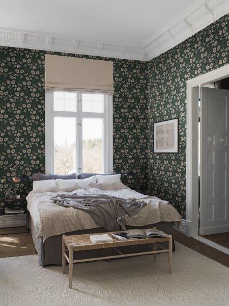 Szene mit gemusterter Tapete, Tür und Kachelofen in einem Zimmer