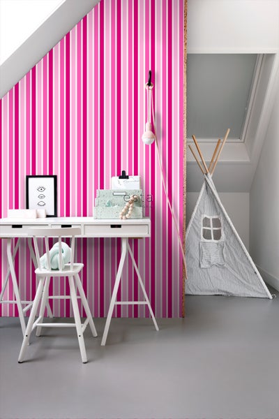 Helles Zimmer mit Schreibtisch, Stuhl, Spielzelt und Tapete mit Streifenmuster