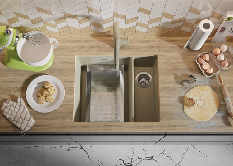 Küchenszene mit Spüle, Armatur, Küchenmaschine, Backzutaten und Keksen auf einer Arbeitsplatte.