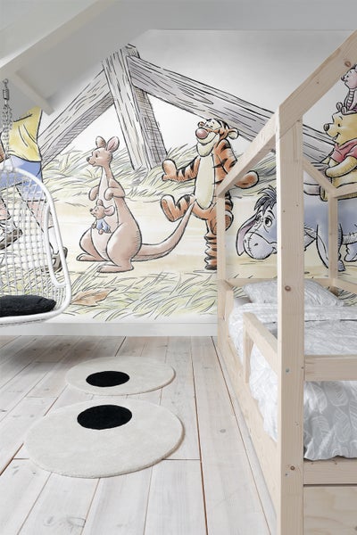 Kinderzimmer mit Wandbild, Holzhausbett und Hängesessel