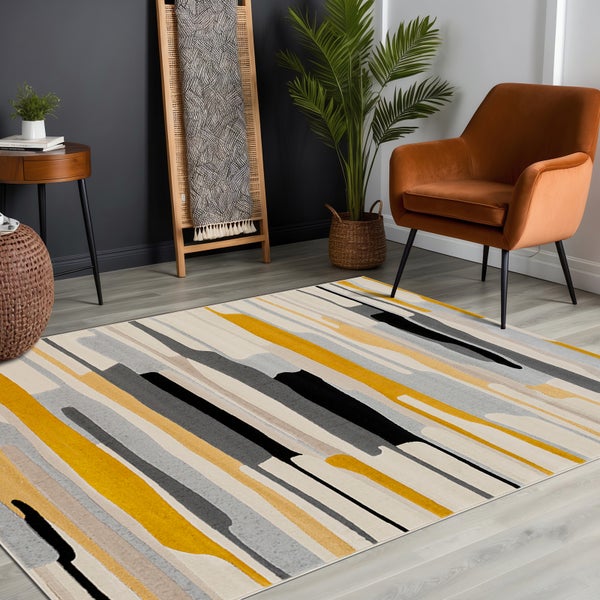 Wohnzimmer mit Teppich, Sessel, Kommode und Pflanze.