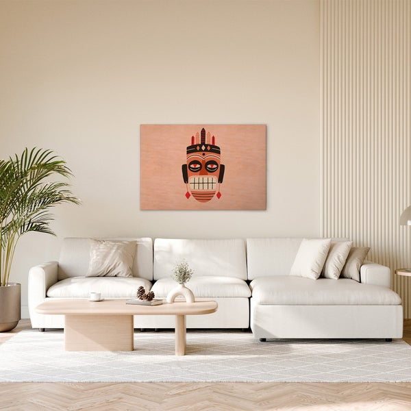 Wohnzimmer mit Sofa, Couchtisch und Wandbild einer Maske