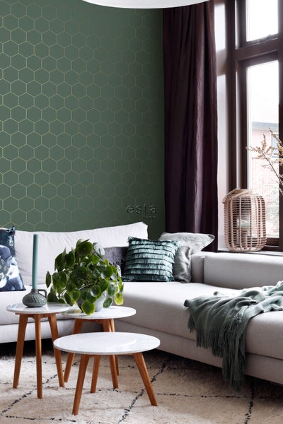 Wohnzimmer mit Sofa, Beistelltischen und Tapete mit geometrischem Muster