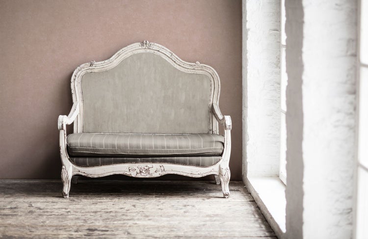 Nahaufnahme einer beigen Keramikfliese mit strukturierter Oberfläche