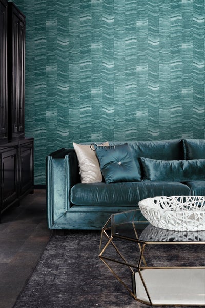 Wohnzimmer mit gemusterter Tapete, Sofa und Couchtisch