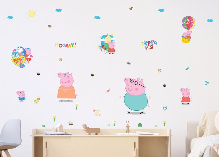 Bunte Wandsticker mit Motiven von Peppa Wutz, George, Mama und Papa Wutz sowie Sonne, Wolken und Herzen für das Kinderzimmer.
