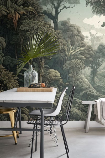 Esszimmer mit Esstisch, Stühlen und Tapete mit Dschungelmotiv