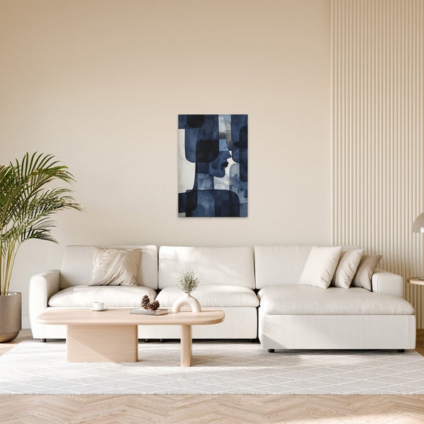 Wohnzimmer mit abstraktem Kunstwerk und weißem modularem Sofa