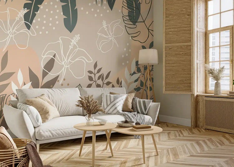 Modernes Wohnzimmer mit Tapete in tropischem Design mit Hibiskusblüten und Blättern, hellem Sofa und Fischgrätparkett.