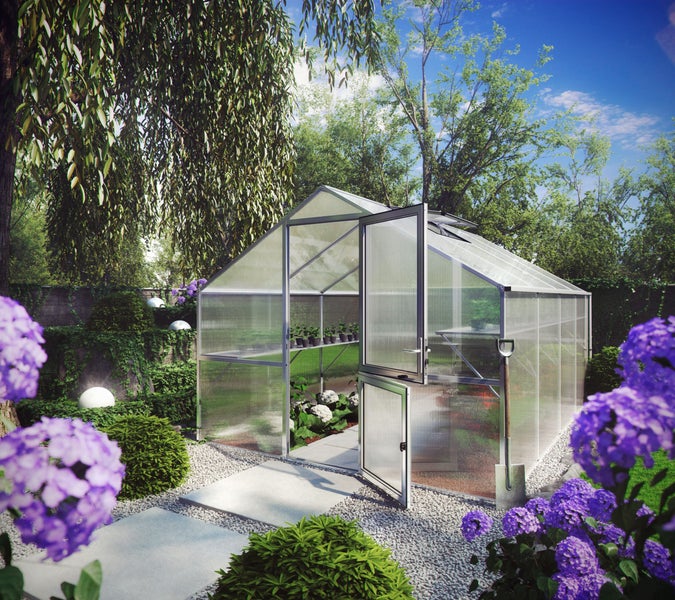 Freistehendes Gewächshaus aus Aluminium und Hohlkammerplatten in einer Gartenanlage mit geöffneter geteilter Tür und Dachlüftung.