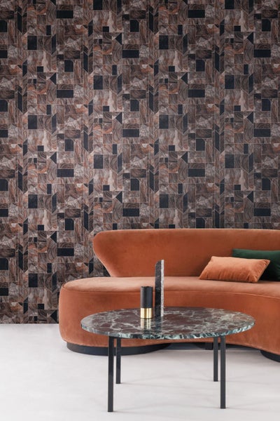 Terrasse mit Gartenmöbeln, Sonnensegel und Pflanzenkübeln