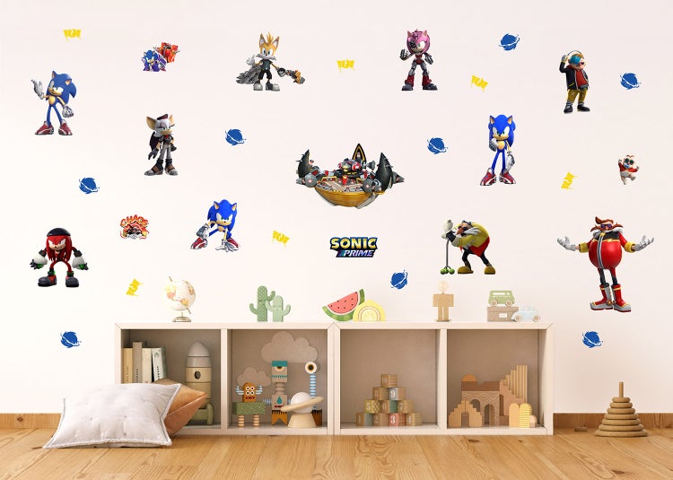 Wandsticker-Set Sonic Prime mit verschiedenen Charakteren und Motiven in einem hellen Kinderzimmer über einem Sideboard.