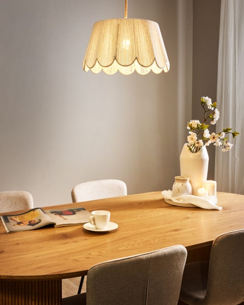 Esszimmer mit Esstisch, Stühlen und Hängelampe mit Lampenschirm