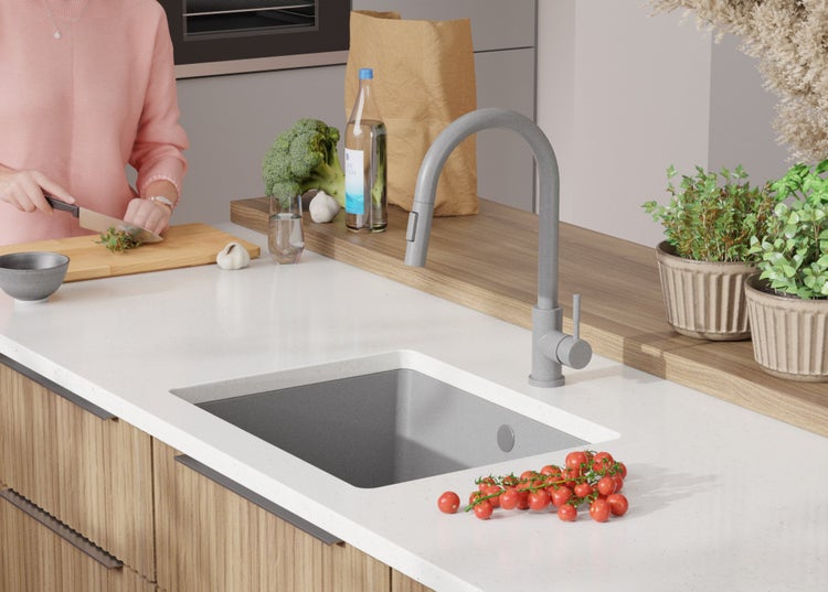 Küchenszene mit Spüle, Wasserhahn, Gemüse und Kräutern