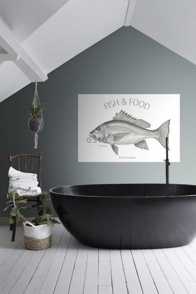 Badezimmer mit freistehender Badewanne und Wandbild mit Fischmotiv
