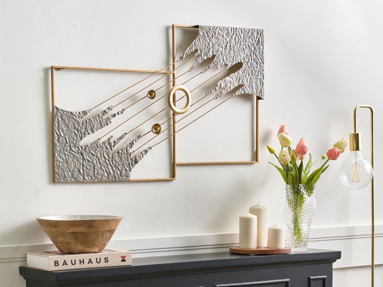 Dekorative Wandkunst mit geometrischen Formen und Metallakzenten