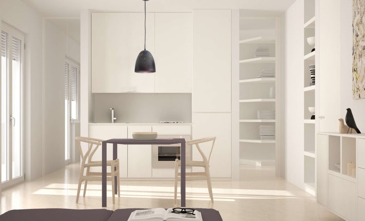 Helles Zimmer mit Esstisch, Stühlen, Hängelampe und Regalen