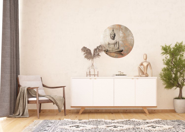 Wohnzimmer mit Sessel, Kommode, Dekoration und Buddha Wandbild