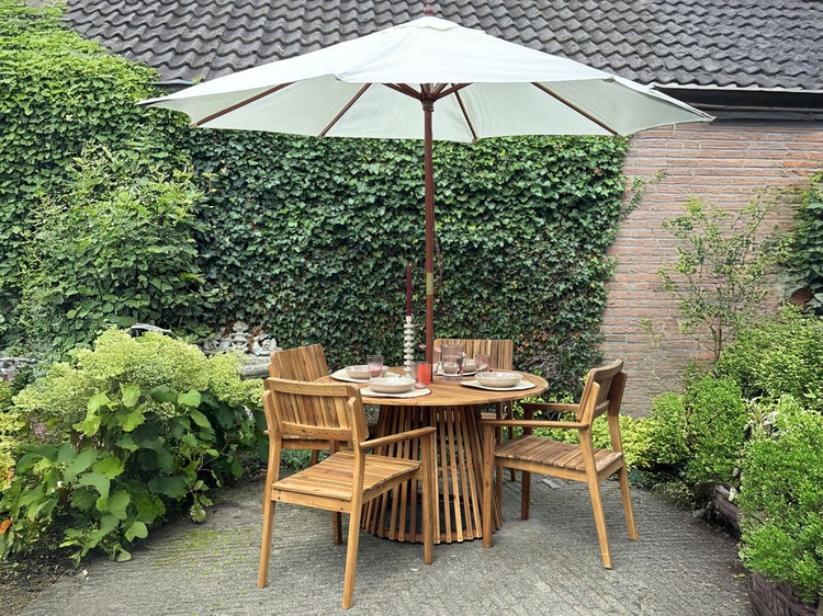 Gartenmöbelset mit Tisch, Stühlen und Sonnenschirm im Garten