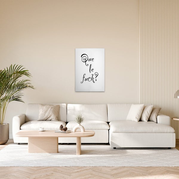 Dekoratives Wandbild mit der Aufschrift Que le fuck über einem Sofa in einem Wohnzimmer