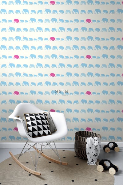 Raumdekoration mit Tapete mit Elefantenmuster, Sessel und Teppich