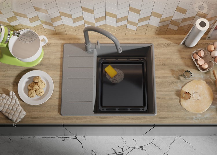 Küchenszene mit Spüle, Backblech, Spülmittel, Teig, Ausstecher und Küchenmaschine