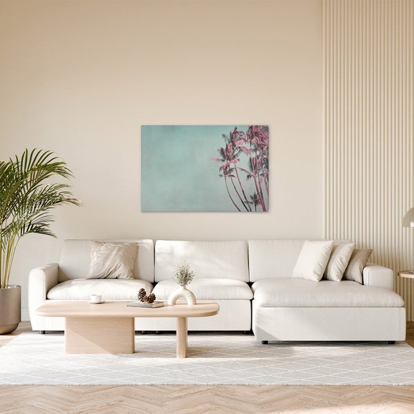 Wohnzimmer mit Sofa, Tisch und einem Wandbild mit Palmen