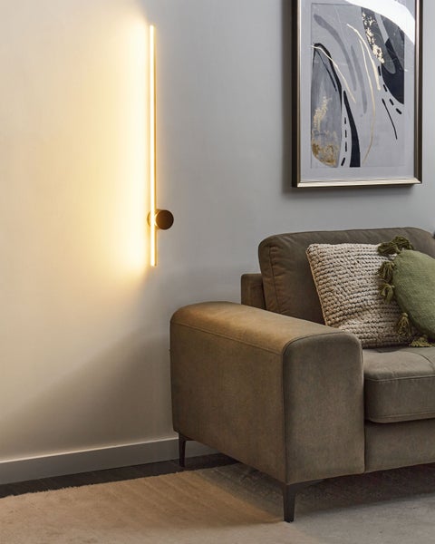 Maßangaben einer Leuchte: Höhe 90 cm, Tiefe 8 cm, Durchmesser 7 cm.