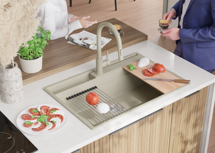 Küchenszene mit Spüle, Armatur, Schneidebrett und Lebensmitteln auf einer Küchentheke