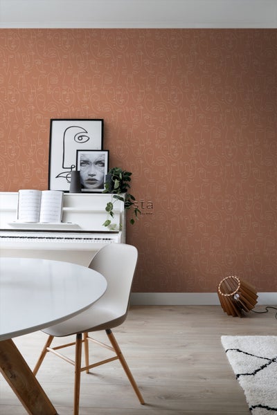 Einrichtungsbeispiel mit einer Wand mit Gesichtstapete, einem Klavier, einem Esstisch und einer Lampe.