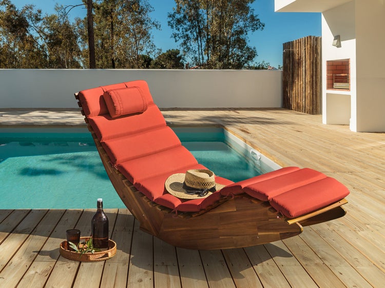 Entspannungsliege aus Holz mit Auflage