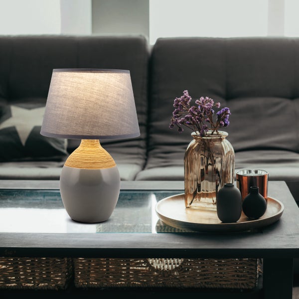 Dekorative Tischleuchte auf einem Couchtisch mit Wohnaccessoires