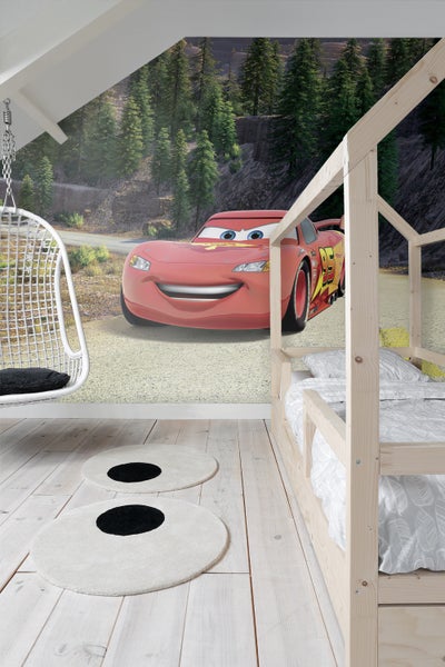 Kinderzimmer mit Cars-Fototapete, Bett und Teppichen